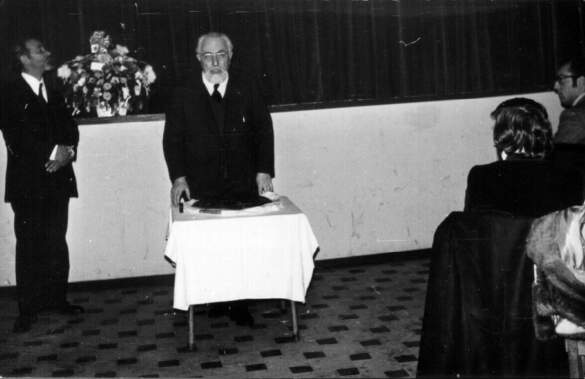 Θεοφιλέστατος Επίσκοπος Σκοπέλου κυρός Αλέξανδρος - Κοινοτική Αίθουσα Μ.Ρ. - Κάπου γύρω στα 1955-1960. Σε κάθε τεμάχιο της πίτας κρυμμένη τόση Αγάπη..Αιωνία η μνήμη του.