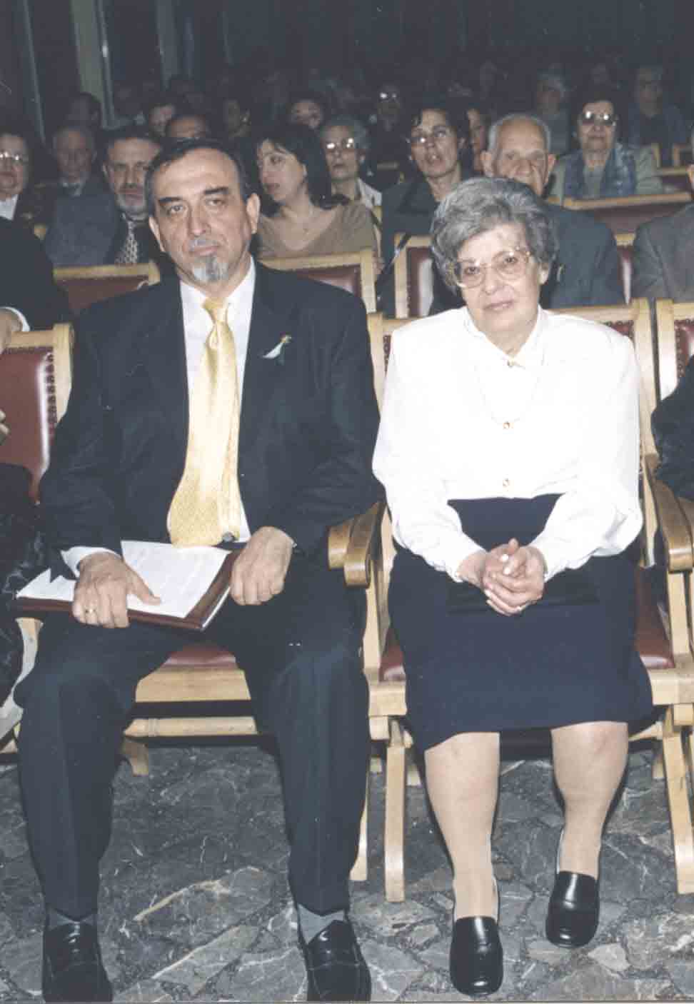 O Πρόεδρος της Αδελφότητας κ. Δ. Ιωαννίδης και η αξιότιμη κ. Μ. Βενιέρη σύζυγος του αείμνηστου Σπύρου Βενιέρη.