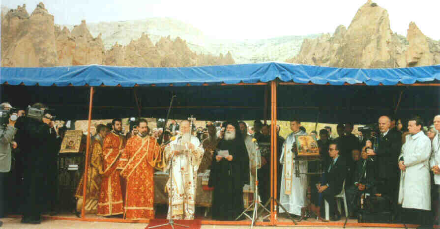 Η Α.Θ.Π. ο Οικ. Πατριάρχης Βαρθολομαίος στο Άβανος της Καππαδοκίας, κατά τη διάρκεια υπαίθριας Θείας Λειτουργίας.